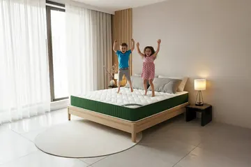 Niños saltando sobre el colchón Esmeralda